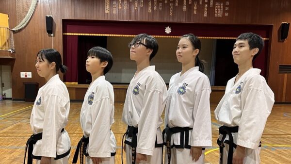 個性溢れる黒帯集合写真2024