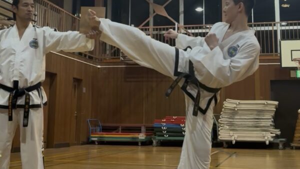 板を割りまくる会