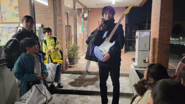 イケメン先輩ギター持って登場か！