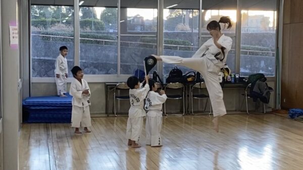 飛んでキック！